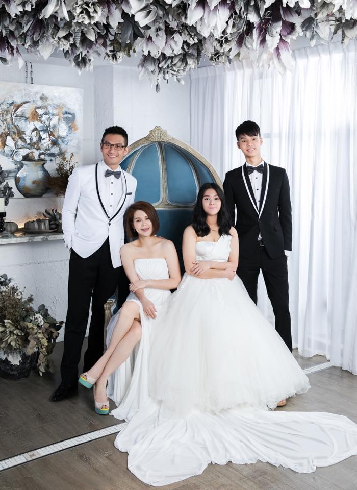 求婚遲到7年！何戎笑憶「策劃1個月跪地奉戒」浪漫逼哭愛妻　藉家務秀恩愛「牽手20年超甜蜜」：太太改變了我
