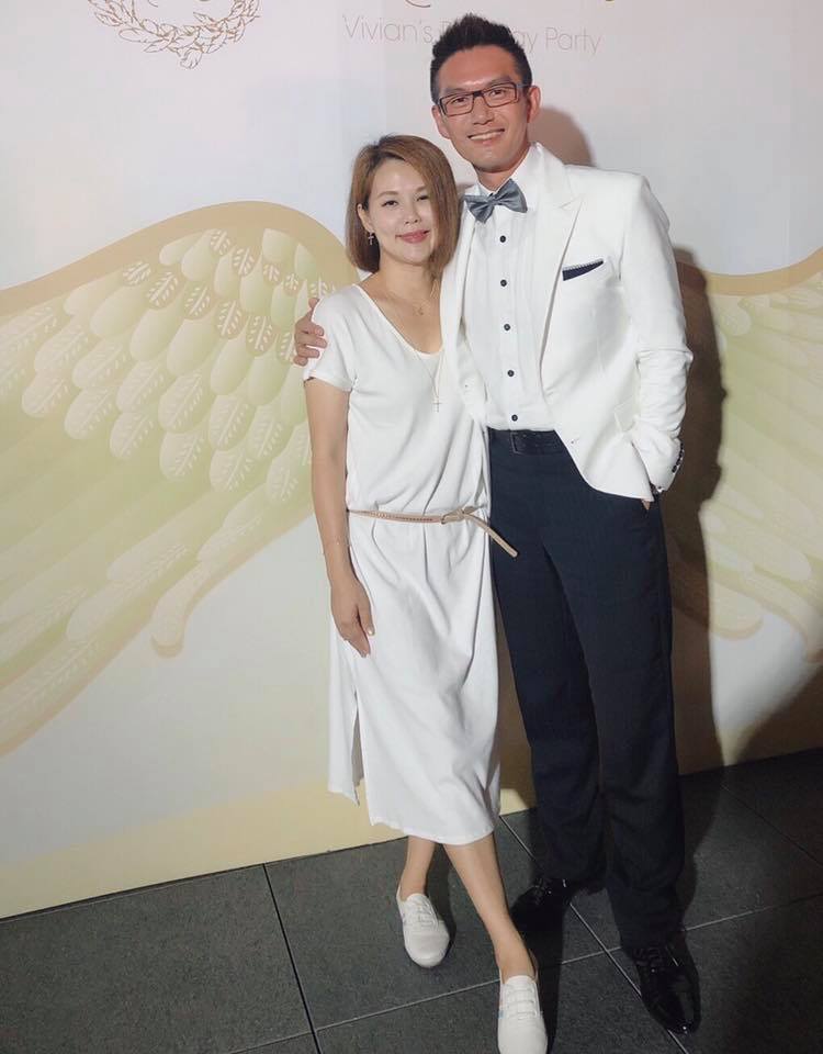 求婚遲到7年！何戎笑憶「策劃1個月跪地奉戒」浪漫逼哭愛妻　藉家務秀恩愛「牽手20年超甜蜜」：太太改變了我