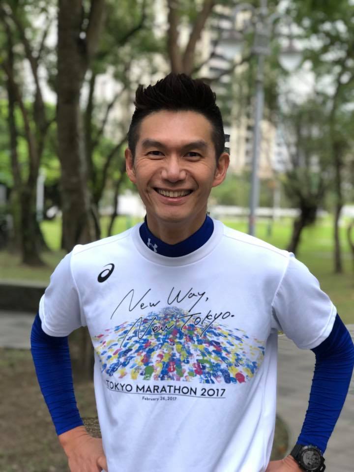 求婚遲到7年！何戎笑憶「策劃1個月跪地奉戒」浪漫逼哭愛妻　藉家務秀恩愛「牽手20年超甜蜜」：太太改變了我