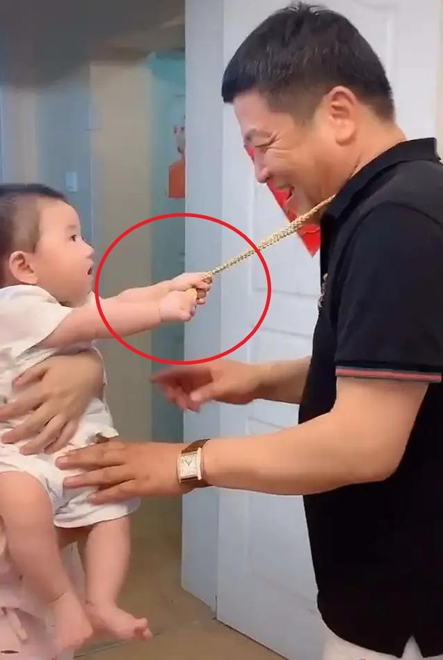 變身小財迷！姥爺準備走時「被小外孫飛快拽住金項鏈」不鬆手　下一秒舉動笑翻網友：「將來前途無量」