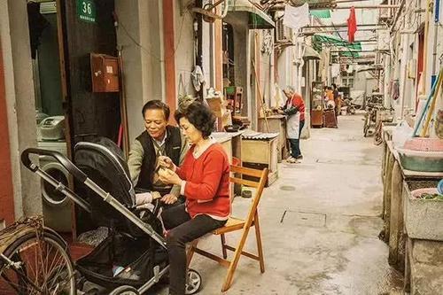 變身小財迷！姥爺準備走時「被小外孫飛快拽住金項鏈」不鬆手　下一秒舉動笑翻網友：「將來前途無量」
