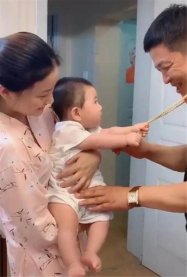 變身小財迷！姥爺準備走時「被小外孫飛快拽住金項鏈」不鬆手　下一秒舉動笑翻網友：「將來前途無量」