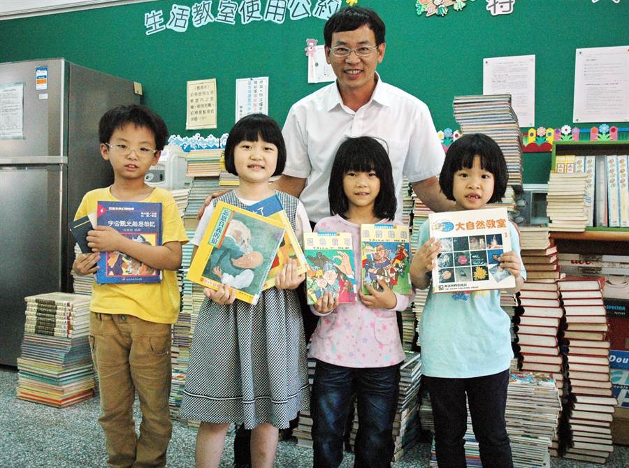 35年前的恩情！國小校長憶念書沒錢「麵攤媽偷加料」默默被照顧　北上「大字報尋人」霸氣喊找到為止