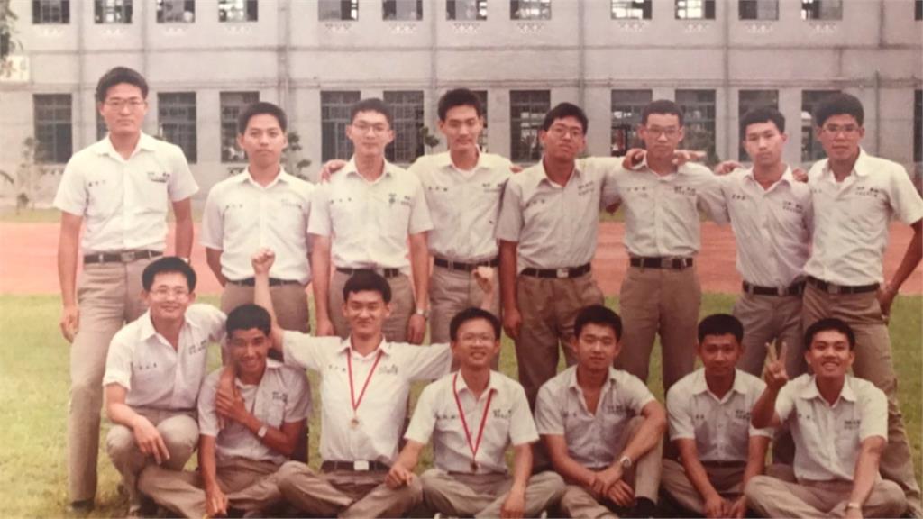35年前的恩情！國小校長憶念書沒錢「麵攤媽偷加料」默默被照顧　北上「大字報尋人」霸氣喊找到為止