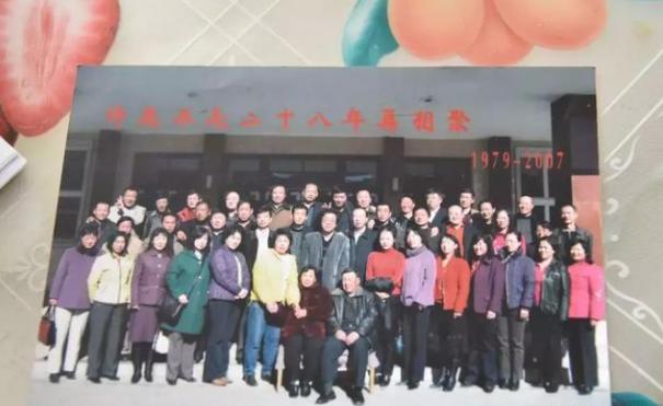 一飯千金！窮學生痛失父母「老師暖心送鞋」終出人頭地　為答謝「贈恩師21坪房」：我養您老