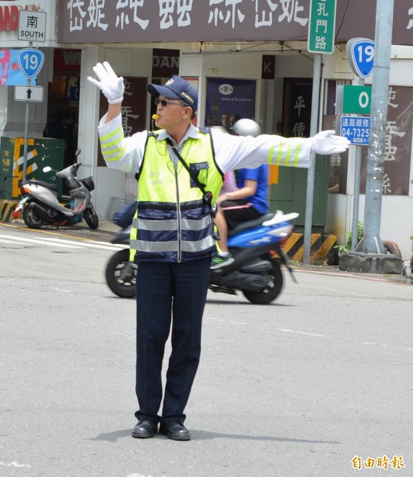 違規左轉被攔下！本來要被開罰單「她緩緩拿出一疊文件」　警察看完「改開勸導單」安慰：保重自己