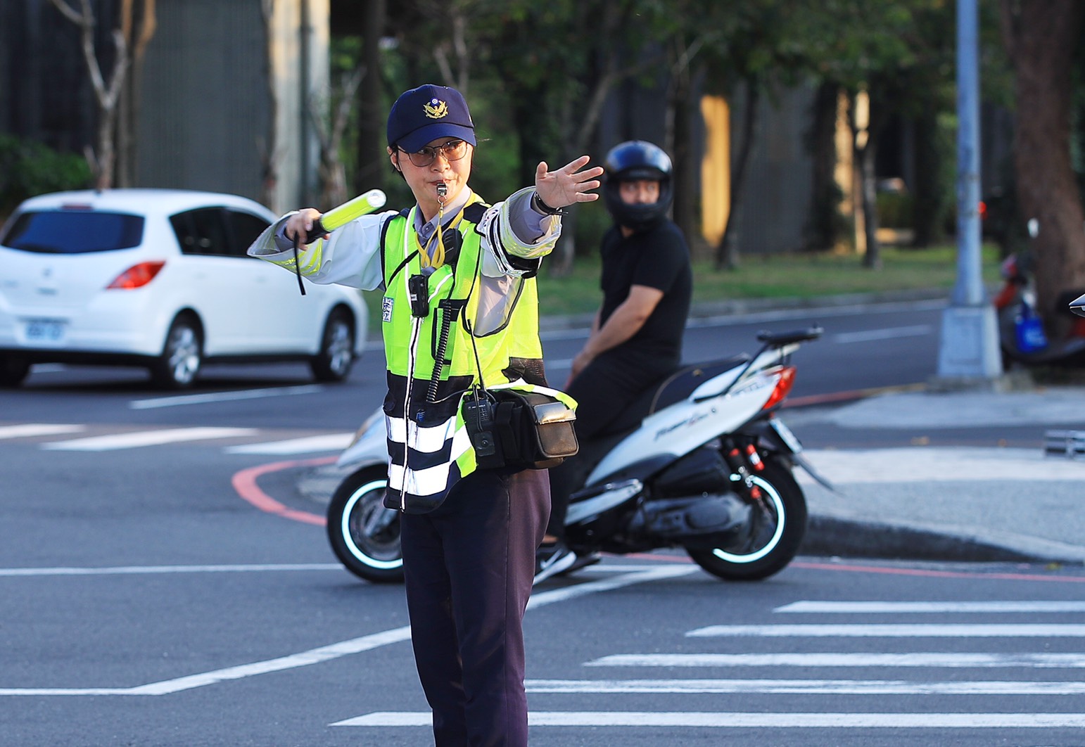 違規左轉被攔下！本來要被開罰單「她緩緩拿出一疊文件」　警察看完「改開勸導單」安慰：保重自己