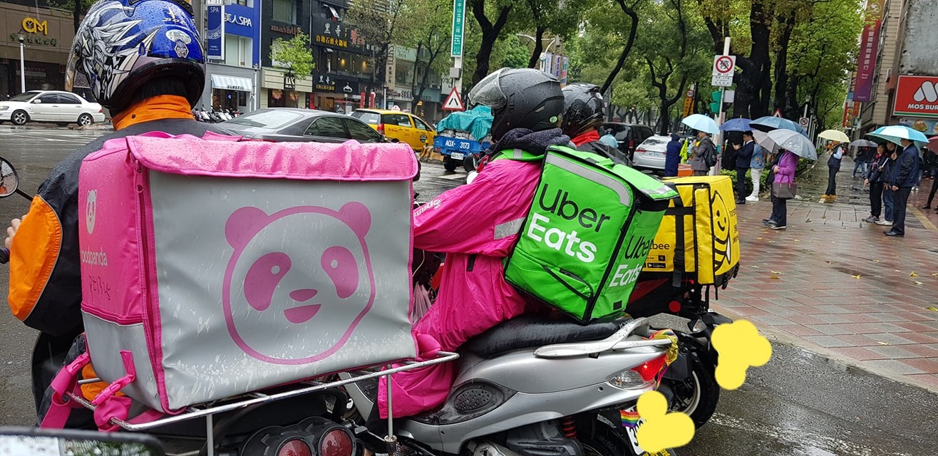 日子還是要過！年輕媽「揹幼女騎車外送」堅毅背影曝光　網友心疼力挺：懂沒人帶孩子苦衷