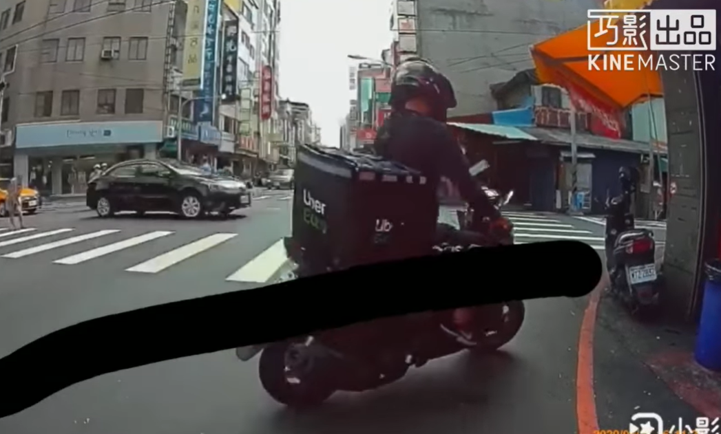 外送員紅線違停！正義哥傻眼拍下「絕對要檢舉你」　下一秒看到「對方跑過馬路」感動：罰單我來繳