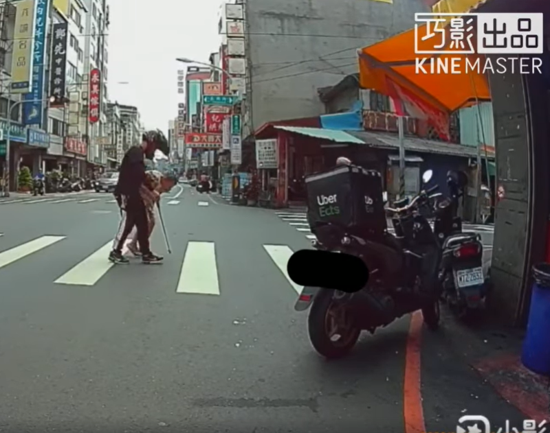 外送員紅線違停！正義哥傻眼拍下「絕對要檢舉你」　下一秒看到「對方跑過馬路」感動：罰單我來繳