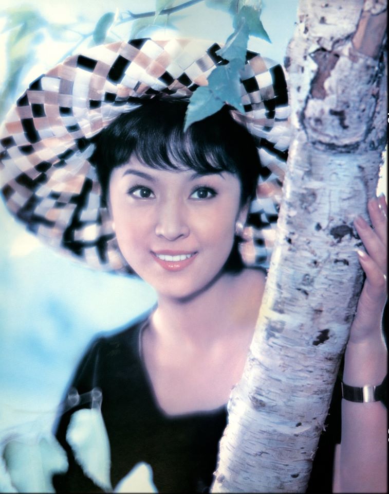 自己永遠排最後！甄珍為兒瞞離婚30年「替前夫打理家務」　兒出道「化身貼身保母」到處做人情：他中文不好