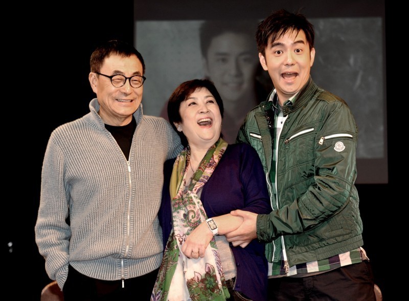 自己永遠排最後！甄珍為兒瞞離婚30年「替前夫打理家務」　兒出道「化身貼身保母」到處做人情：他中文不好