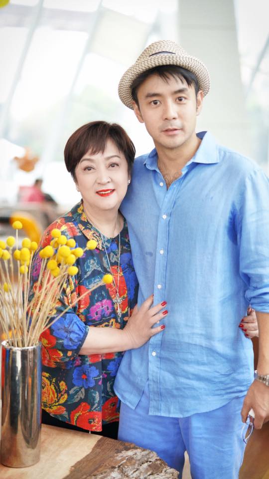 自己永遠排最後！甄珍為兒瞞離婚30年「替前夫打理家務」　兒出道「化身貼身保母」到處做人情：他中文不好