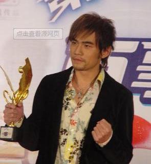 周杰倫媽媽「重金買禮物給兒」父怒摔碎收音機　父母離異「從此沉默寡言」靠母支持終成音樂天王