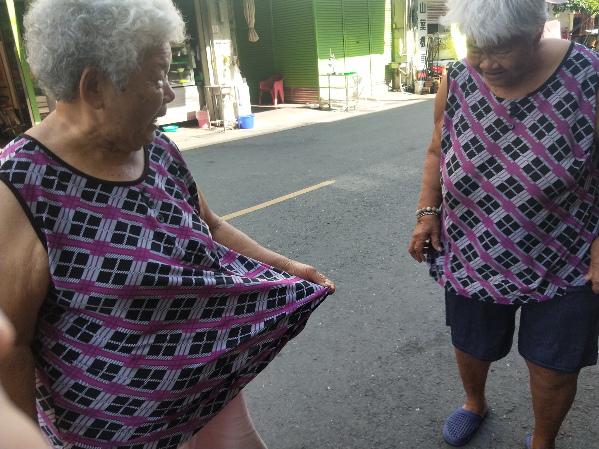 妳們是雙胞胎吧！阿嬤問路「意外撞見影分身」　孫女「笑翻秒PO網」神發展網笑歪：這太巧了吧