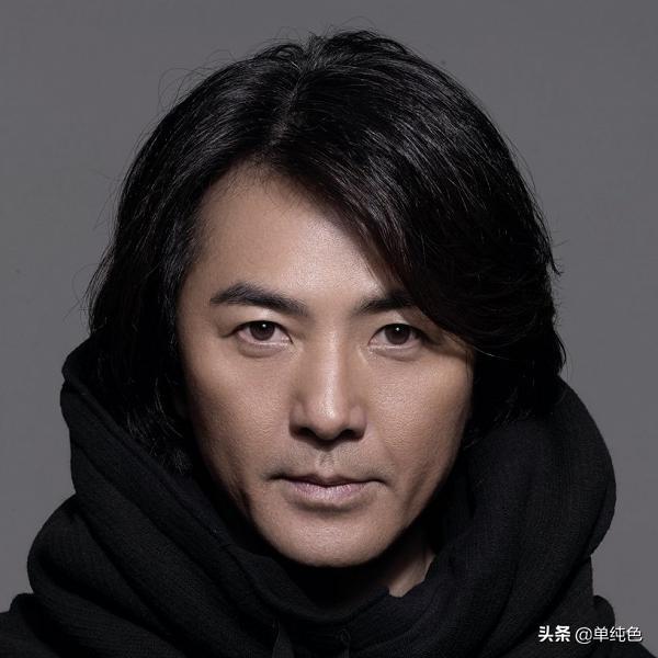 長髮男神的故事！鄭伊健瀟灑浪子「曾陷三角戀」步入婚姻成好男人　裴勇浚深情「告別三段情」終尋得真愛