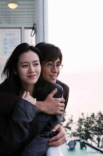 長髮男神的故事！鄭伊健瀟灑浪子「曾陷三角戀」步入婚姻成好男人　裴勇浚深情「告別三段情」終尋得真愛