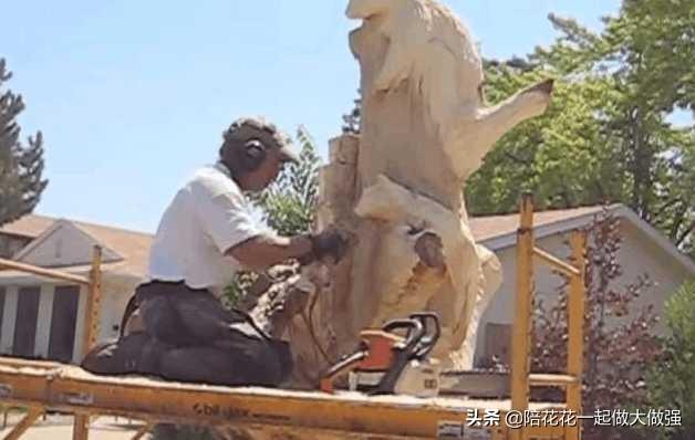 鬼斧神工！男子在庭院「鋸了百年大樹 」被鄰居指責　苦雕幾個禮拜後「樹木擁有新生命」驚呼：栩栩如生