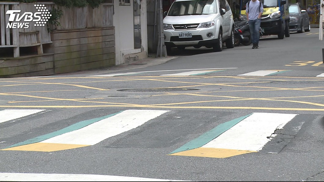 路人霧煞煞！過斑馬線「見多出3條直線」網愣：畫錯了嗎？　內行人曝用意「還有彩色版的」超貼心
