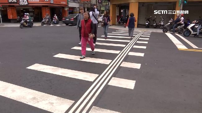 路人霧煞煞！過斑馬線「見多出3條直線」網愣：畫錯了嗎？　內行人曝用意「還有彩色版的」超貼心