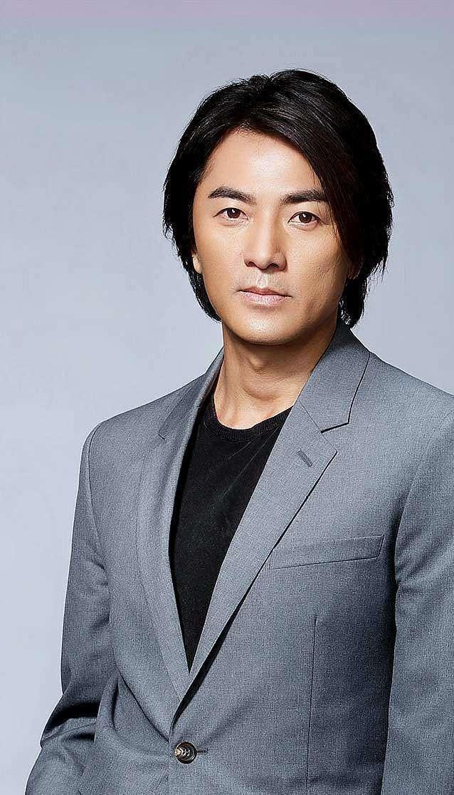 長髮男神的故事！鄭伊健瀟灑浪子「曾陷三角戀」步入婚姻成好男人　裴勇浚深情「告別三段情」終尋得真愛