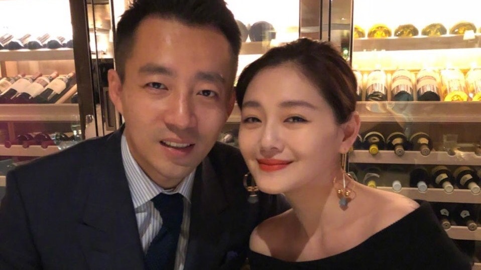 他曬出老婆「美如天仙婚紗照」全網暴動　一轉頭「床上慵懶嬌妻」網笑噴：嫁對人了！