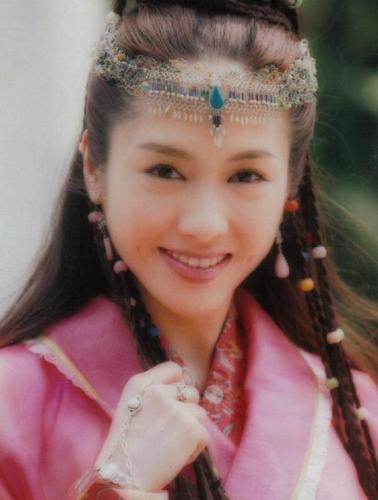 三代同堂好溫馨！48歲黎姿為爸媽慶金婚「大15歲富商夫罕出鏡」兩鬢斑白「與妻同框」似隔輩人