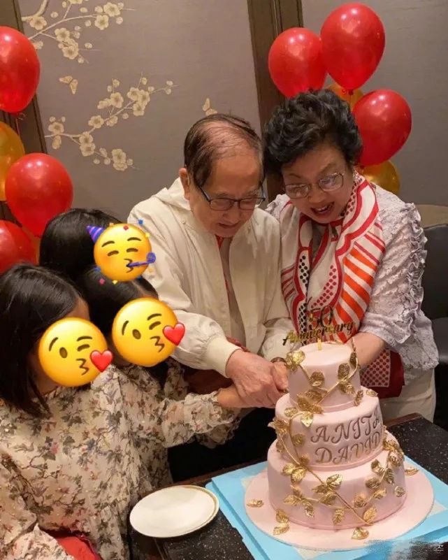 三代同堂好溫馨！48歲黎姿為爸媽慶金婚「大15歲富商夫罕出鏡」兩鬢斑白「與妻同框」似隔輩人