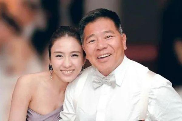 三代同堂好溫馨！48歲黎姿為爸媽慶金婚「大15歲富商夫罕出鏡」兩鬢斑白「與妻同框」似隔輩人