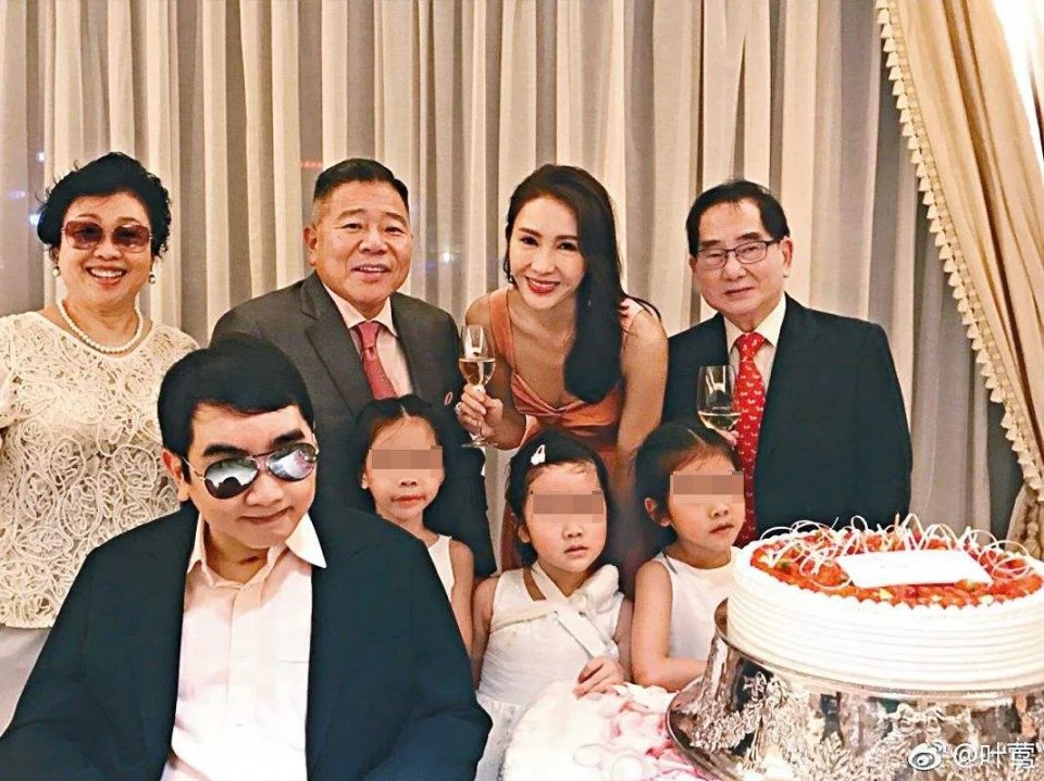 三代同堂好溫馨！48歲黎姿為爸媽慶金婚「大15歲富商夫罕出鏡」兩鬢斑白「與妻同框」似隔輩人