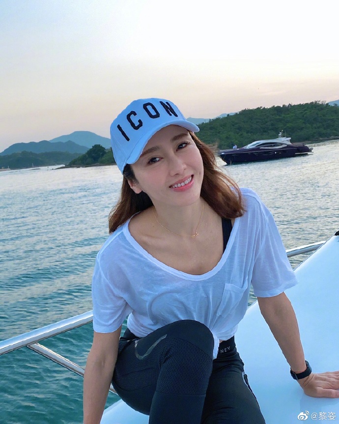 三代同堂好溫馨！48歲黎姿為爸媽慶金婚「大15歲富商夫罕出鏡」兩鬢斑白「與妻同框」似隔輩人