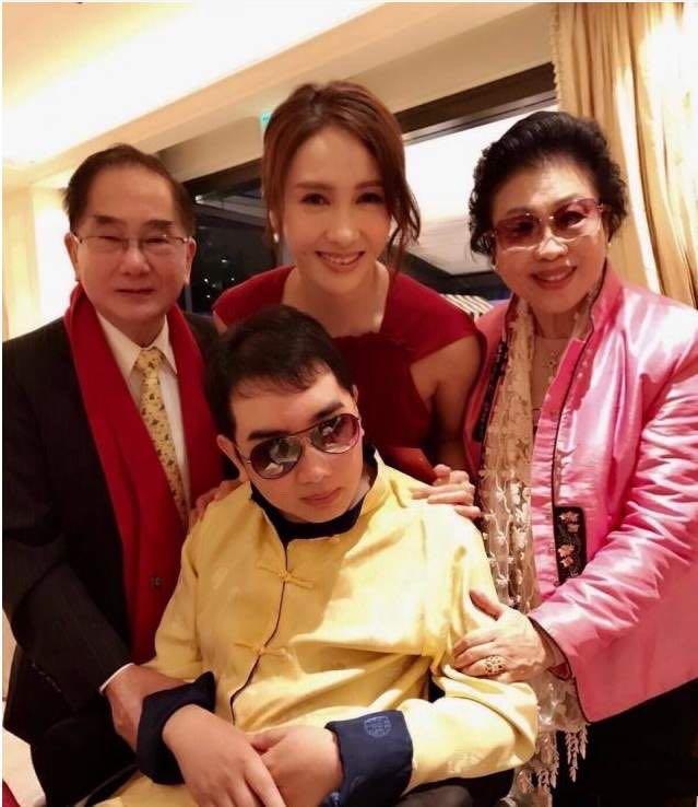 三代同堂好溫馨！48歲黎姿為爸媽慶金婚「大15歲富商夫罕出鏡」兩鬢斑白「與妻同框」似隔輩人