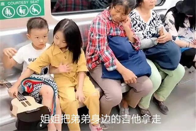 家教藏在細節裡！捷運上姐弟倆的「坐姿」超吸粉　姐姐「暖心小動作」眾人讚：真正的富家子弟♥