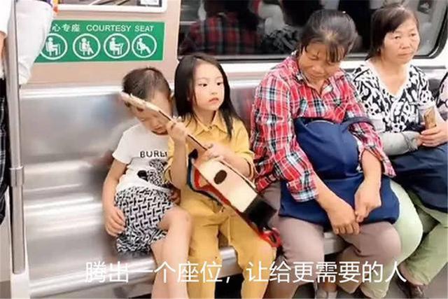 家教藏在細節裡！捷運上姐弟倆的「坐姿」超吸粉　姐姐「暖心小動作」眾人讚：真正的富家子弟♥