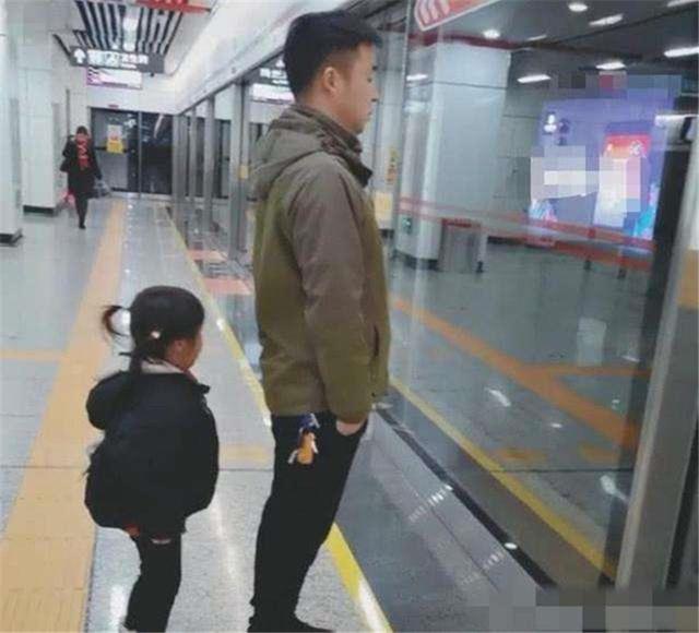 家教藏在細節裡！捷運上姐弟倆的「坐姿」超吸粉　姐姐「暖心小動作」眾人讚：真正的富家子弟♥