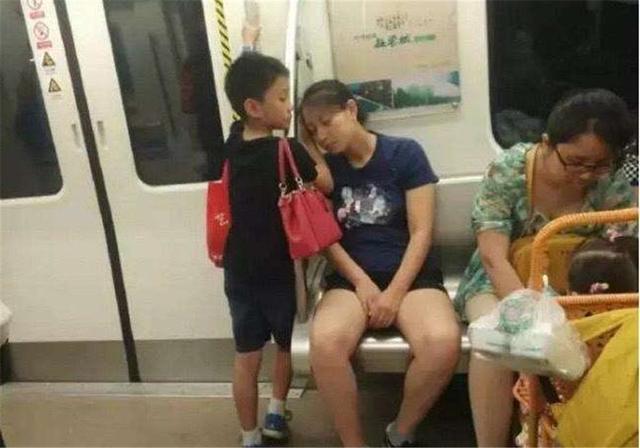 家教藏在細節裡！捷運上姐弟倆的「坐姿」超吸粉　姐姐「暖心小動作」眾人讚：真正的富家子弟♥