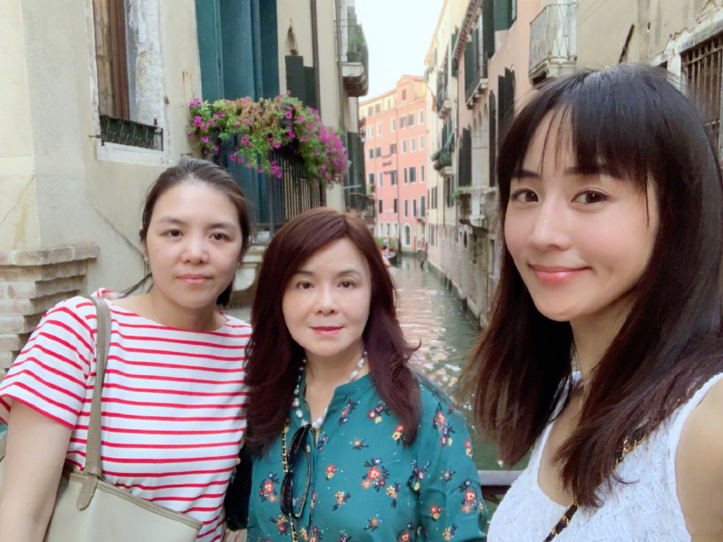 難怪女神這麼正！37歲張鈞甯「超凍齡童顏」美翻　加碼PO出「66歲親媽近照」網狂讚：美女基因來源
