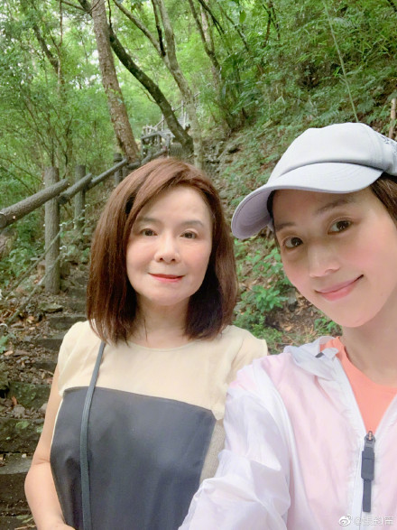 難怪女神這麼正！37歲張鈞甯「超凍齡童顏」美翻　加碼PO出「66歲親媽近照」網狂讚：美女基因來源