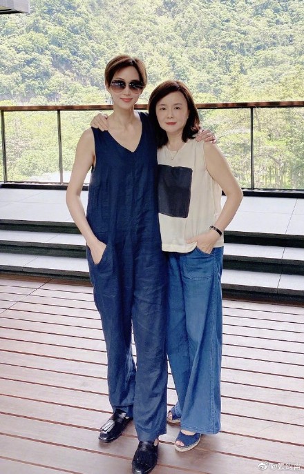 難怪女神這麼正！37歲張鈞甯「超凍齡童顏」美翻　加碼PO出「66歲親媽近照」網狂讚：美女基因來源
