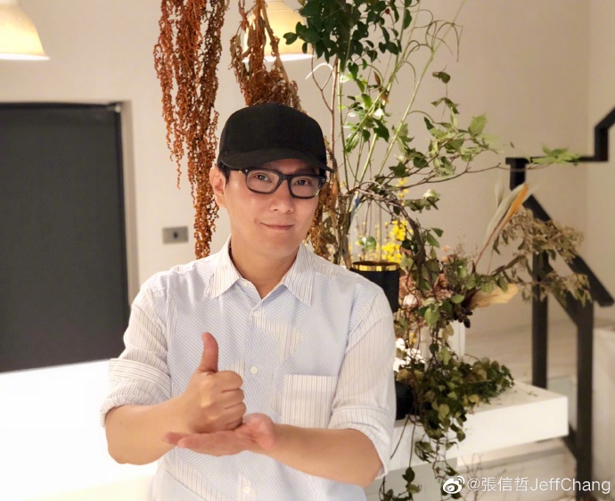 花在爸媽身上不可惜！張信哲曾「砸百萬帶兩老遊歐」每年送母鑽石　寫歌賀父母金婚「告白爸爸是天使」心痛他離去