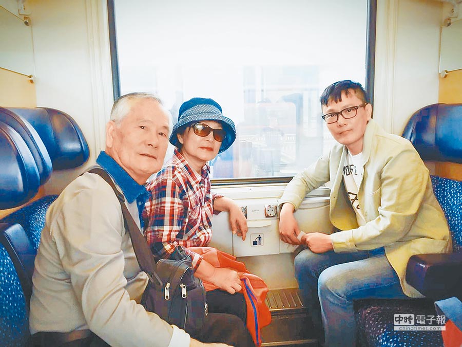 花在爸媽身上不可惜！張信哲曾「砸百萬帶兩老遊歐」每年送母鑽石　寫歌賀父母金婚「告白爸爸是天使」心痛他離去