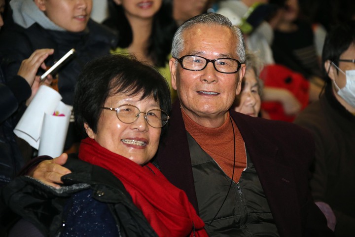 花在爸媽身上不可惜！張信哲曾「砸百萬帶兩老遊歐」每年送母鑽石　寫歌賀父母金婚「告白爸爸是天使」心痛他離去