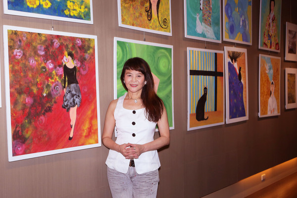 63歲程秀瑛轉戰藝術界驚艷全場！畫展作品秒殺，凍齡美貌與才華並存，網讚：真正的女神範