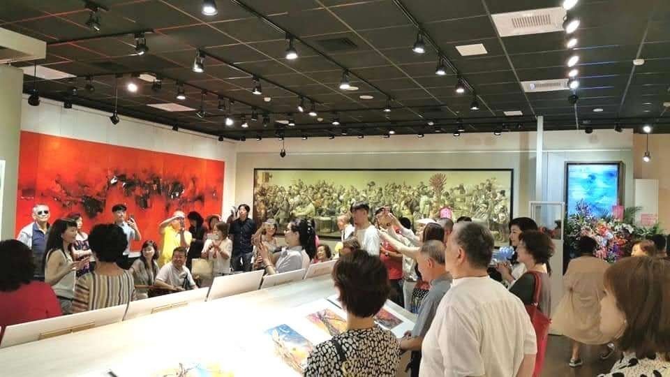 花系列女星辦畫展「百幅畫被搶空」轉戰藝術界成功　60歲維持「51公斤超驚人」自豪身材40年未變
