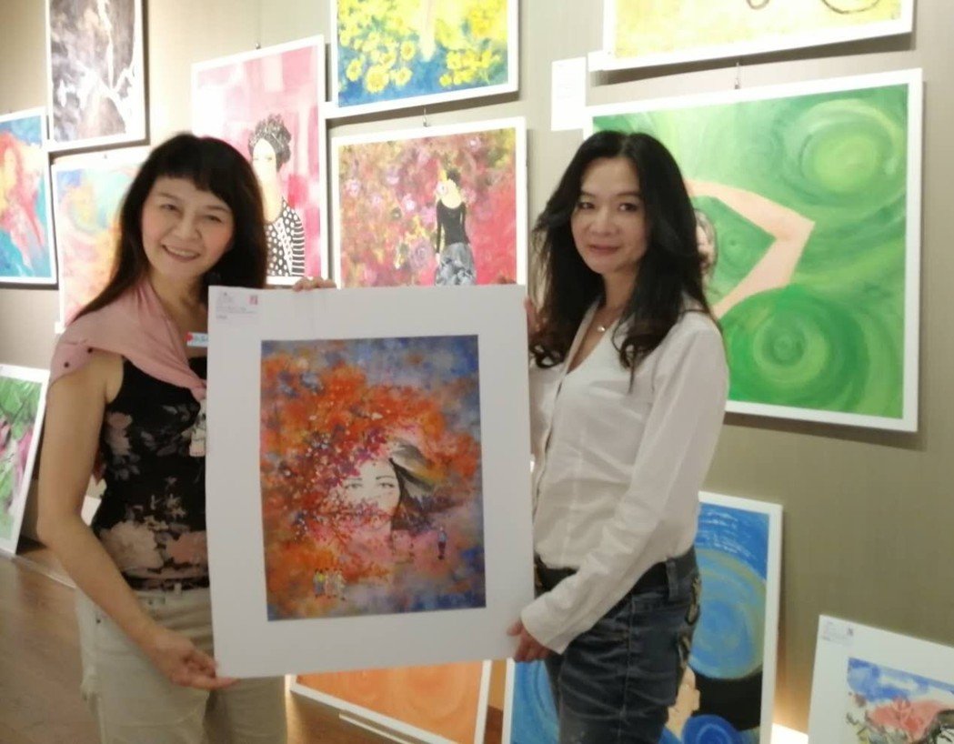 花系列女星辦畫展「百幅畫被搶空」轉戰藝術界成功　60歲維持「51公斤超驚人」自豪身材40年未變