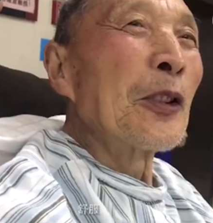 最暖一幕！兒子女婿「當87歲父親靠背」 每半個小時輪流　住院每晚守候不喊累：爸媽是我們的福氣