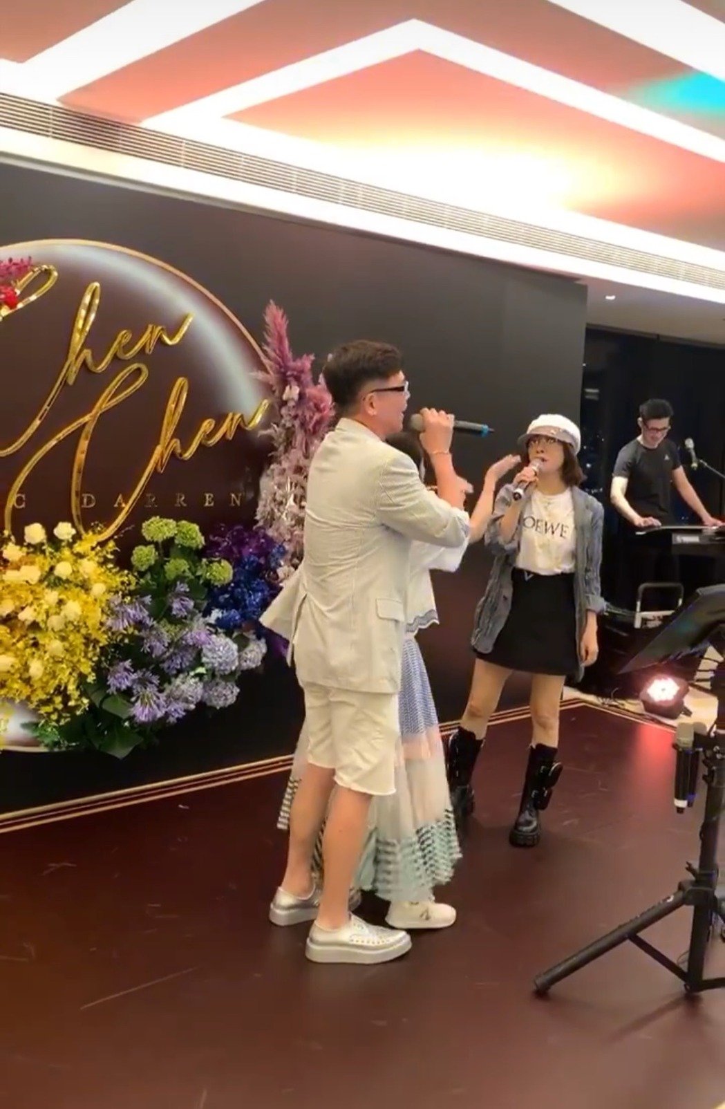 婚變後首露面！張清芳參加婚禮「打扮青春俏麗」臉上滿滿笑容　挺過婚變陰霾「衝上台嗨唱經典曲」