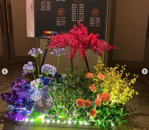 婚變後首露面！張清芳參加婚禮「打扮青春俏麗」臉上滿滿笑容　挺過婚變陰霾「衝上台嗨唱經典曲」