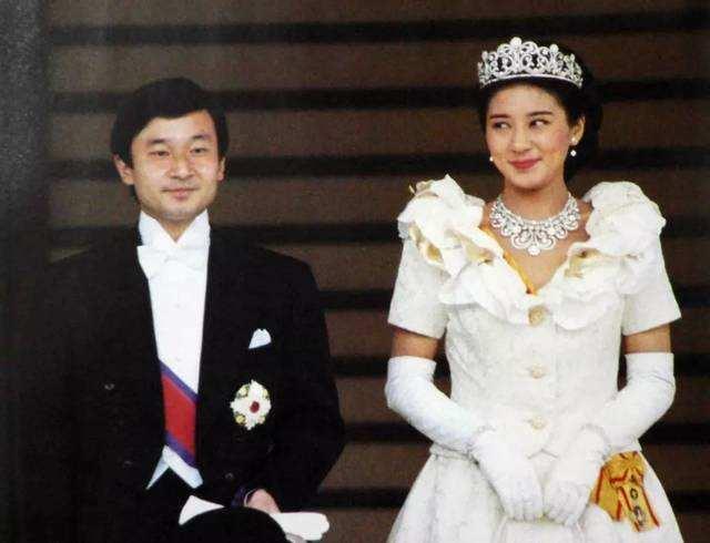 平民皇后！美麗外交官「讓天皇苦追7年」遭皇室打壓　「被逼生子憂鬱成疾」夫霸氣力挺：守護你，是我的承諾