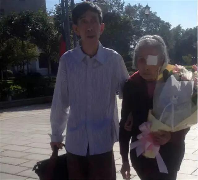 相愛2年，苦等77年！丈夫從軍「保證會回來」從此音訊全無　93歲嬤尋愛人「見到靈位聲淚俱下」盼來世團圓